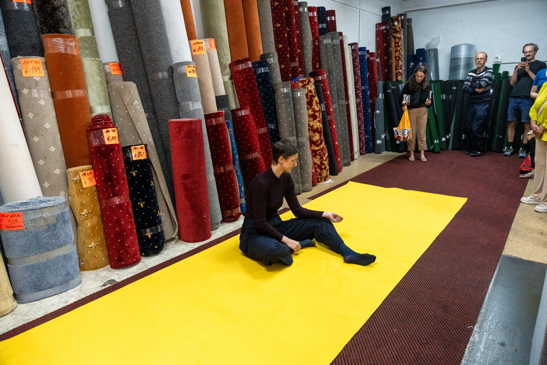 Liquide Handeln Agnes Müller Performance im Laden Teppich Port